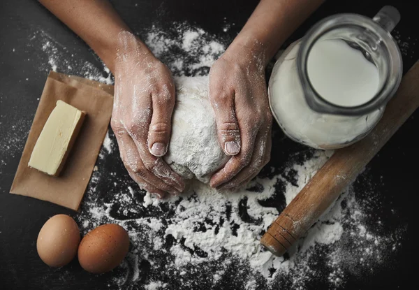 Bäcker mit Teig — Stockfoto