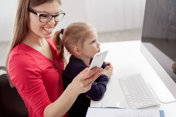 Mutter und Tochter am Computer Stockfoto