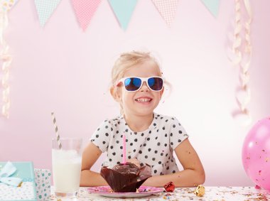 Doğum günü kızı evde