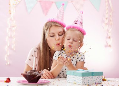 Doğum günü kızı ve anne kapaklar