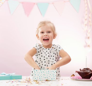 Doğum günü kızı hediye kutusu ile