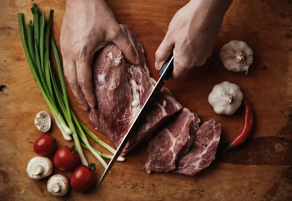 Chef con carne cruda — Foto Stock