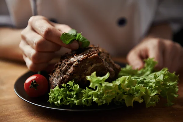 Chef preparare la carne — Foto Stock