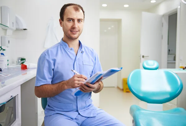 Dentista na clínica — Fotografia de Stock