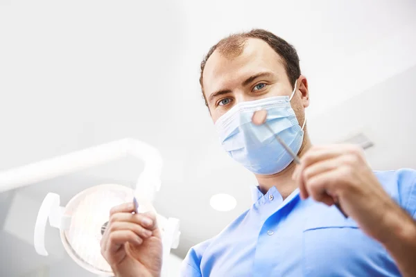 Dentista na clínica — Fotografia de Stock