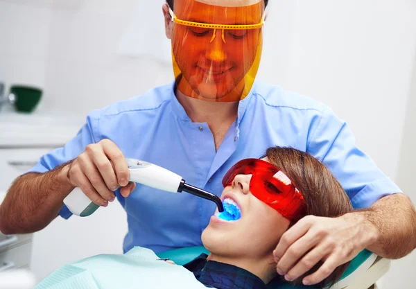 Пациентка в кабинете дантиста — стоковое фото
