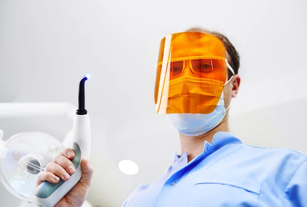 Dentista en clínica — Foto de Stock