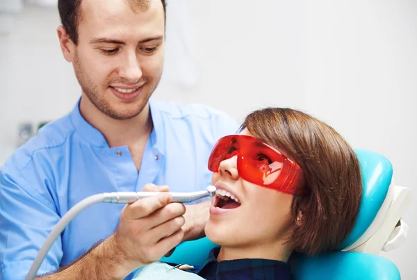 Patientin in Zahnarztpraxis — Stockfoto