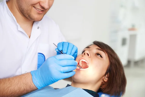 Paciente em consultório odontológico — Fotografia de Stock