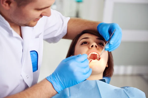 Dentista con paciente en clínica — Foto de Stock