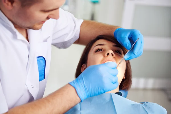 Tandarts met patiënt in kliniek — Stockfoto