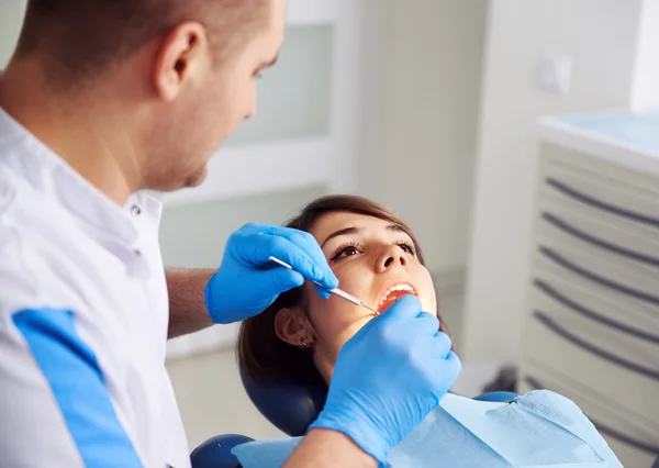 Dentysta z pacjenta w klinice — Zdjęcie stockowe