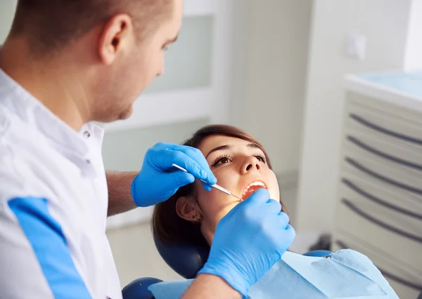 Tandarts met patiënt in kliniek — Stockfoto