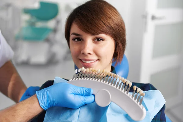 Tanden bleken in tandheelkundige kliniek — Stockfoto