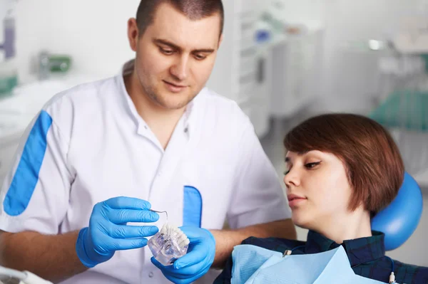 Dentista con paciente en clínica — Foto de Stock