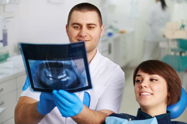 Dişçi klinikte hasta ile — Stok fotoğraf
