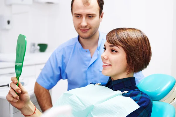 Dentista con paciente en clínica — Foto de Stock