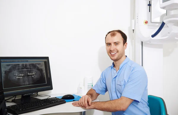 Dentista no computador — Fotografia de Stock