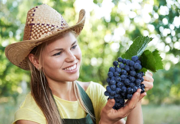 Woman with summer harvest — Stockfoto