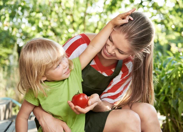 Family in the garden — Stock Photo, Image