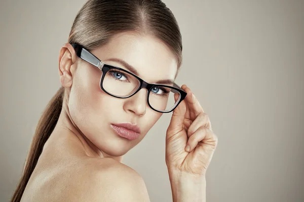 Mooie vrouw in brillen — Stockfoto