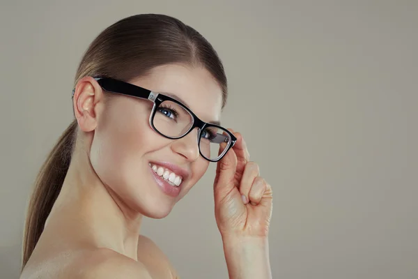 Hübsches Weibchen mit Brille — Stockfoto