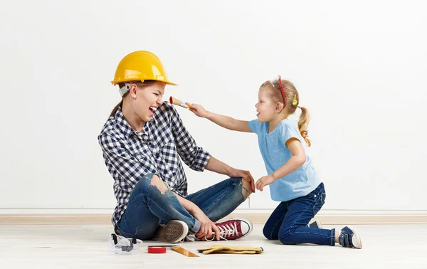 Família reparando casa — Fotografia de Stock