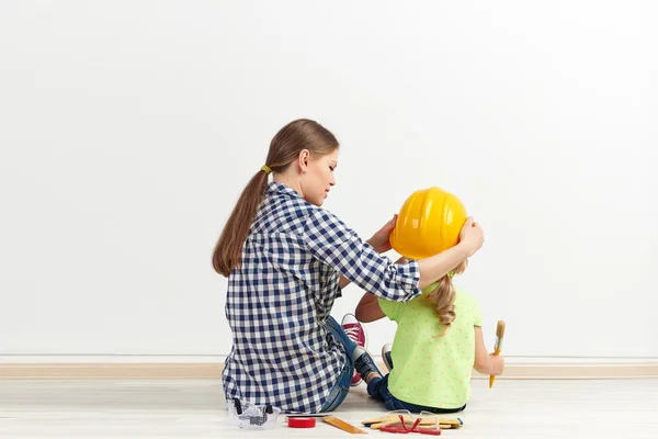 Família reparando casa — Fotografia de Stock