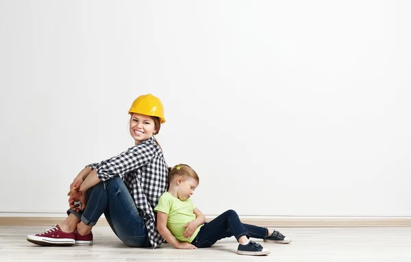 Família reparando casa — Fotografia de Stock