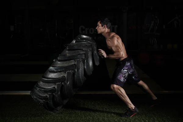 Atleta masculino en el gimnasio —  Fotos de Stock