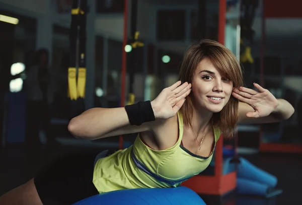 Vrouw training in de sportschool — Stockfoto