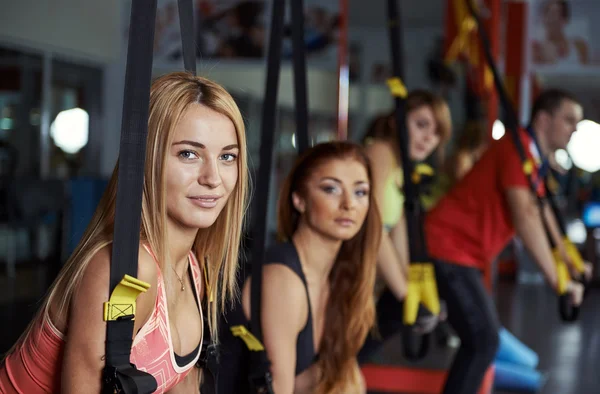 Folk tränar i gymmet — Stockfoto