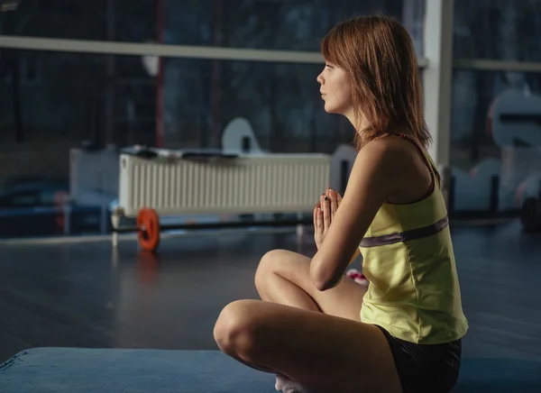 Mensen die yoga beoefenen — Stockfoto