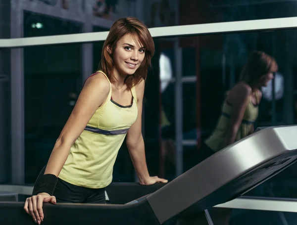 Entrenamiento de la mujer en la cinta de correr — Foto de Stock