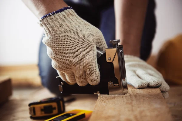 Construtor trabalhando com instrumentos — Fotografia de Stock