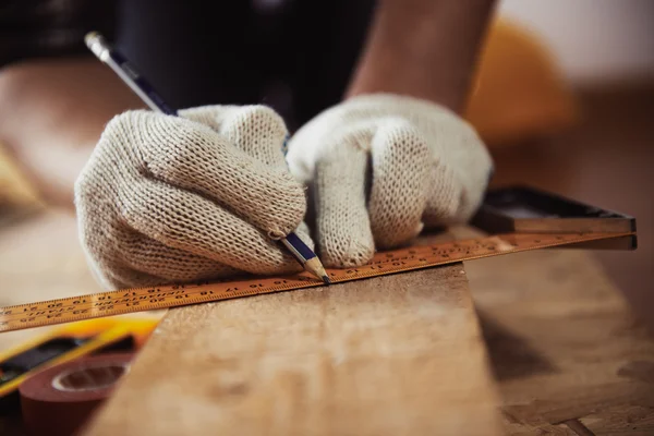 Pengrajin mengukur papan. — Stok Foto