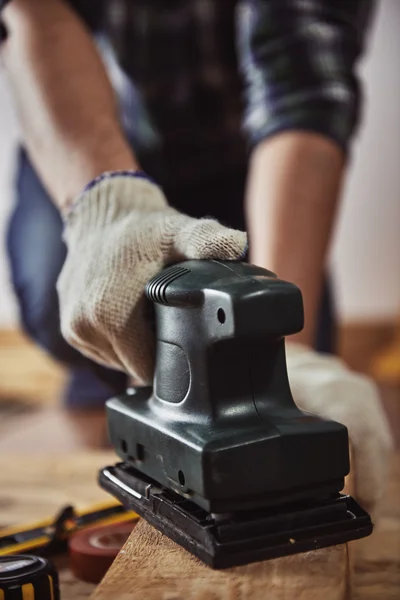 Construtor masculino trabalhando em estúdio — Fotografia de Stock