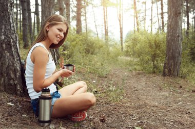 Kadın backpacker ormanda