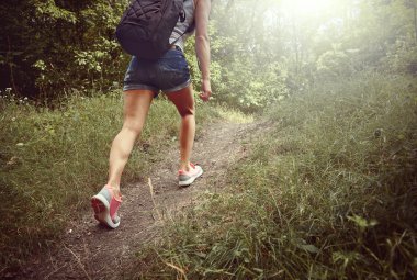 Kadın backpacker ormanda