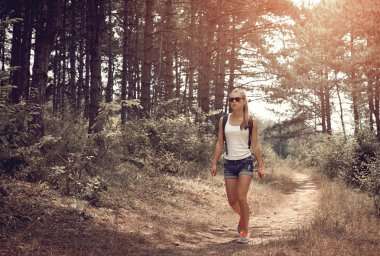 Kadın backpacker ormanda