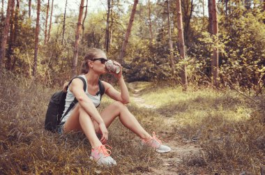 Ormanın içinde kadın backpacker