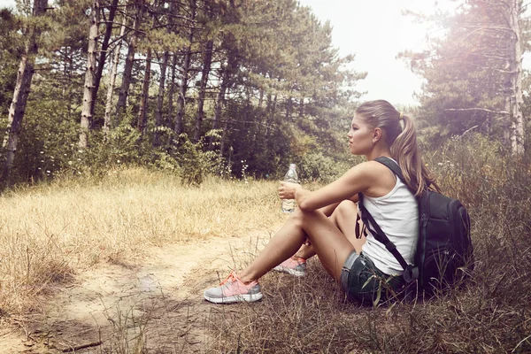 Ormanın içinde kadın backpacker — Stok fotoğraf