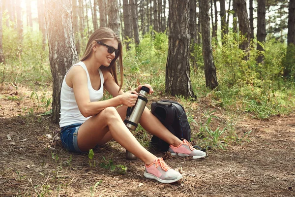 Backpacker Kobieta w lesie — Zdjęcie stockowe