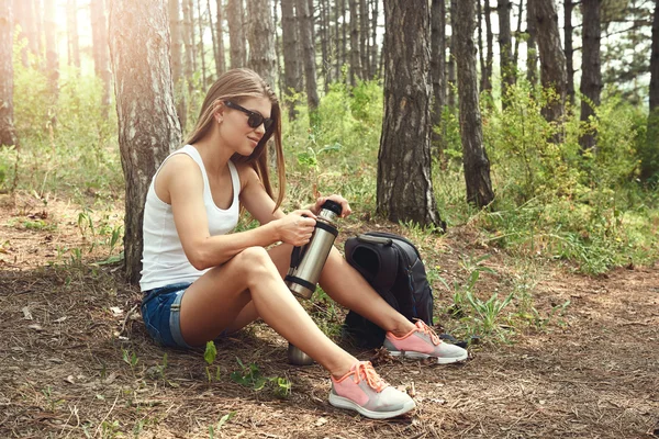 Woman backpacker in the forest — Stock Photo, Image