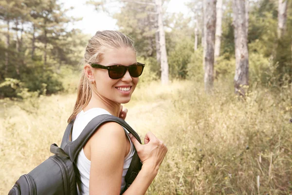 Backpackerin im Wald — Stockfoto