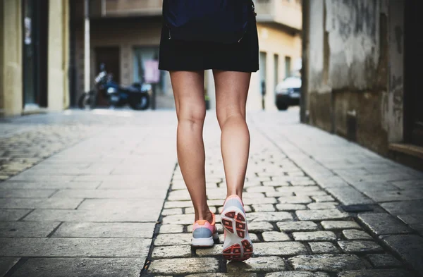 Şık kız sokakta yürüme — Stok fotoğraf