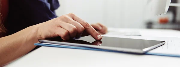 Frau zeigt auf PC-Bildschirm — Stockfoto