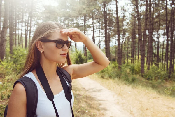 Female backpacker in the forest — Stock Photo, Image
