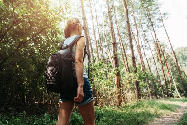 Kobiece backpacker w lesie — Zdjęcie stockowe