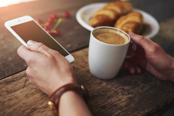 Donna d'affari con tazza di caffè — Foto Stock